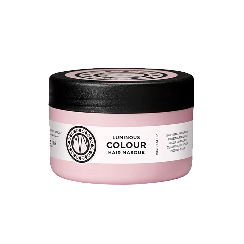 Maria Nila Luminous Colour Masque is een geweldig vegan haarmasker speciaal voor gekleurd haar die het haar hydrateert en voedt, met een zijdezacht resultaat. Dit product bevat granaatappel extract om de mooie kleuren te behouden en intens te voeden.