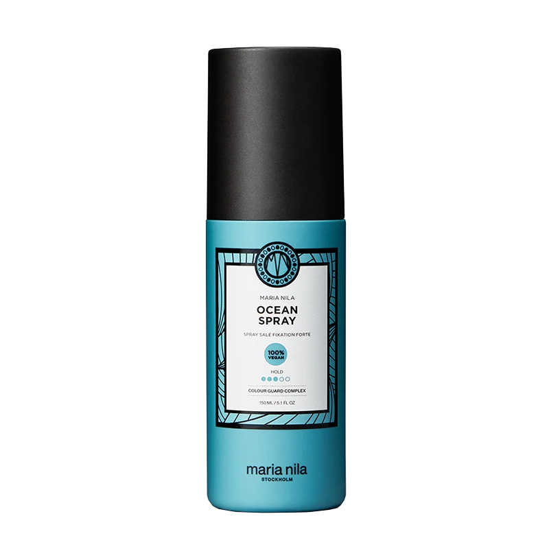 De Maria Nila Ocean Spray is een geweldige textuurspray voor een beachy look! Deze vegan spray zorgt voor extra fixatie en geeft het haar een zoutachtig gevoel. Na het gebruik van deze textuurspray kun je het haar föhnen voor een nog beter resultaat. Het Color Guard Complex in de spray beschermt je haar tegen UV-straling en vrije radicalen, waardoor de kleur behouden blijft.