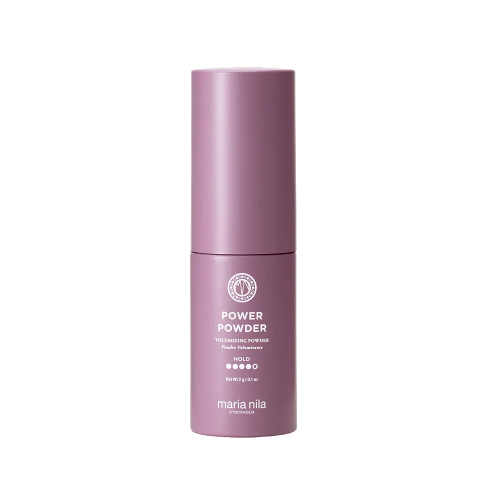 Het geheime wapen van kappers en hun klanten! Maria Nila Power Powder maakt je kapsel in een handomdraai groot en volumineus. Het wordt het best gebruikt op blond haar, maar je kunt het ook op andere kleuren gebruiken. Dit poeder creëert textuur en geeft je haar een matte finish.