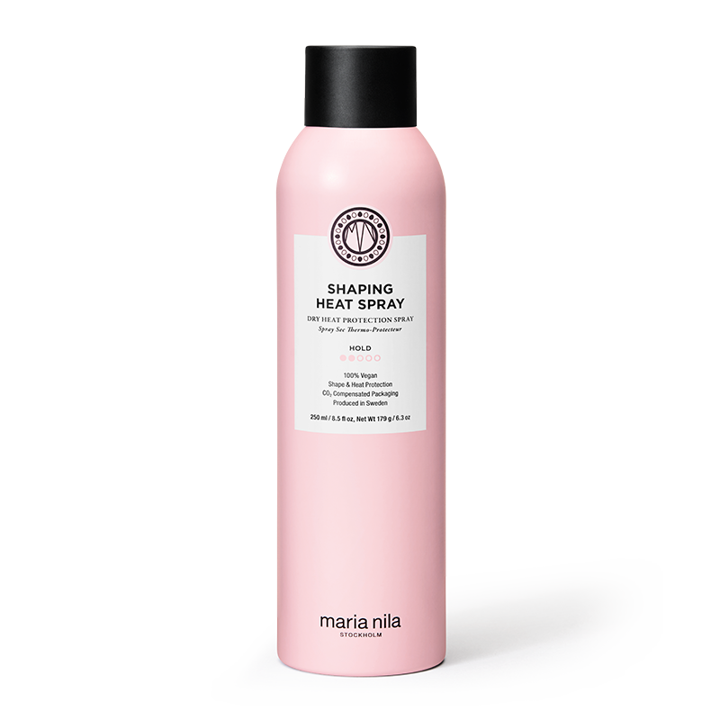 Maria Nila's Shaping Heat Spray is een hittebeschermingsspray die voor stabiliteit zorgt en het vocht in haar en hoofdhuid behoudt. Breng de vegan Heat Spray aan op droog haar voor het gebruik van hitte-styling - voor gezond haar en een langdurige look.