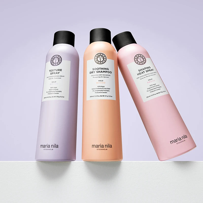 Maria Nila's Texture Spray is een droge textuurspray voor direct volume en textuur. De snelste weg naar een awesome hairday, of je nu een beachy look wilt creëren of fijn haar meer volume wilt geven. Geheel vegan en dierproefvrij.