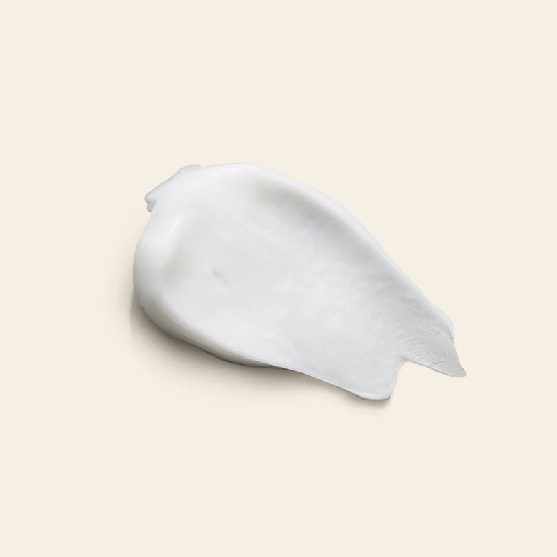 De Styling Cream heeft een bloemige en fruitige geur van rozen, bergamot en citroen en bestaat uit 100% plantaardige ingrediënten. Deze natuurlijke haar crème bevat geen sulfaten en parabenen en is niet op dieren getest.