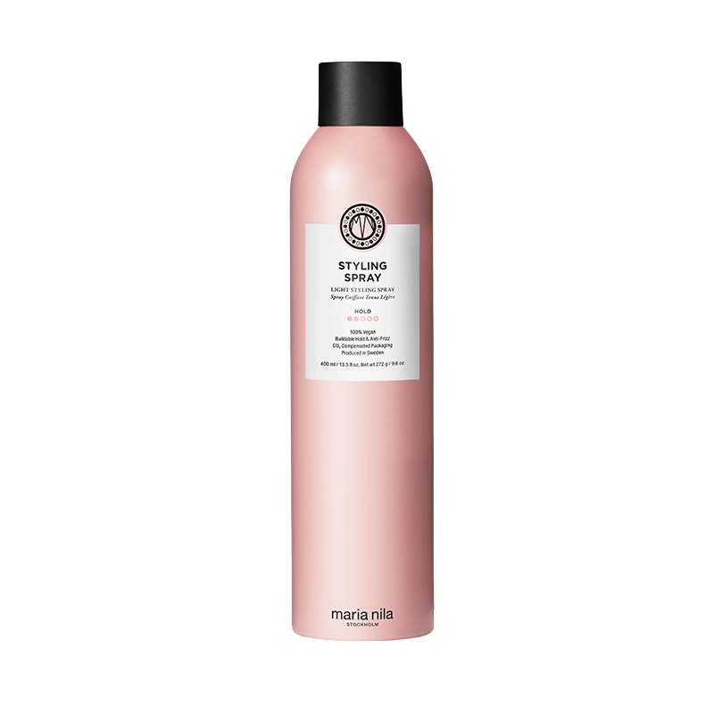 Geef je haar een mooie finishing touch met de Styling Spray van Maria Nila. De lichte spray biedt extra stevigheid zonder te verzwaren. Deze Styling Spray bestaat uit 100% plantaardige ingrediënten, bevat geen sulfaten en parabenen en is niet op dieren getest. Oftewel een 100% vegan haarspray.