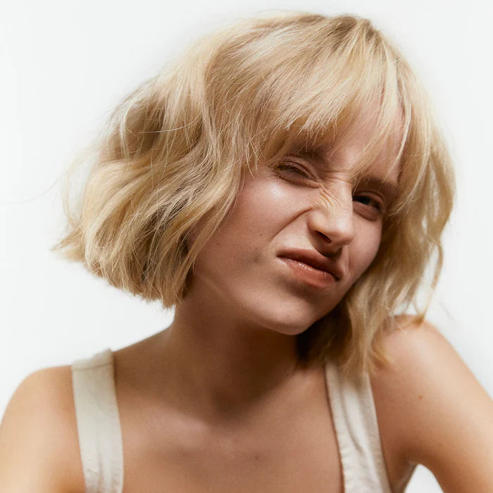 Maria Nila's Texture Spray is een droge textuurspray voor direct volume en textuur. De snelste weg naar een awesome hairday, of je nu een beachy look wilt creëren of fijn haar meer volume wilt geven. Geheel vegan en dierproefvrij.