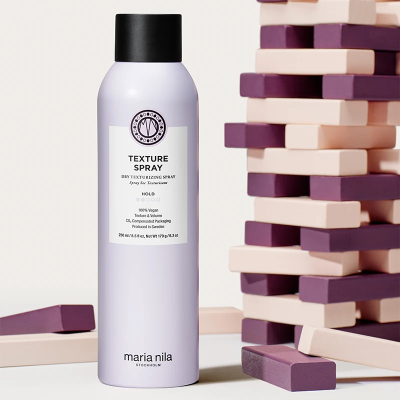 Maria Nila's Texture Spray is een droge textuurspray voor direct volume en textuur. De snelste weg naar een awesome hairday, of je nu een beachy look wilt creëren of fijn haar meer volume wilt geven. Geheel vegan en dierproefvrij.