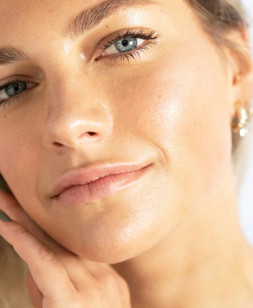 Ere Perez Vanilla highlighter in de kleur falling star op model