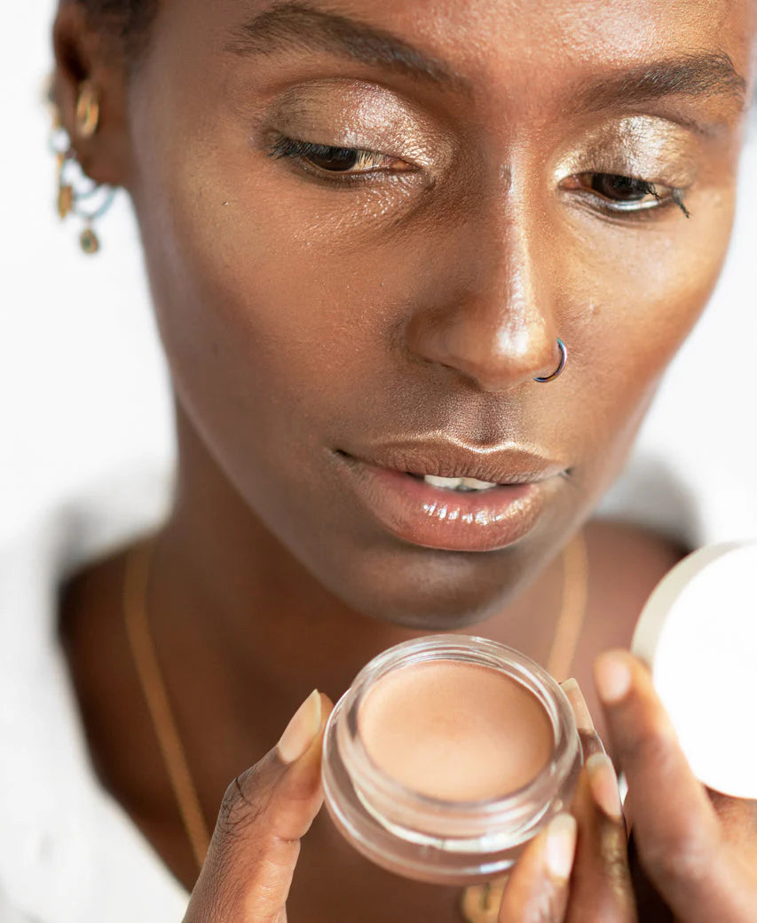 Ere Perez Vanilla Highlighter op donkere huid