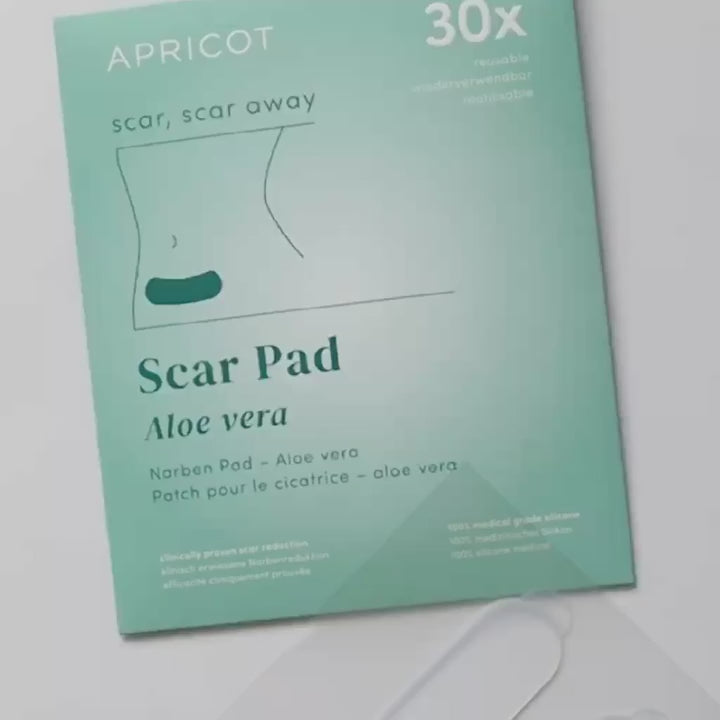 Littekens vertellen verhalen over je leven. Maar misschien vind je het niet nodig om ze aan iedereen te laten zien. De Apricot Beauty vegan littekenpads zijn gemaakt van puur siliconen van medische kwaliteit, verrijkt met hoogwaardige aloë vera. Was ze zo nu en dan en behandel ze goed. Je krijgt maximaal 15 behandelingen uit één pad. Hoe vaker je ze gebruikt, hoe gladder, zachter en minder zichtbaar je litteken zal worden. Het is klinisch bewezen. Minimale ingrediënten. Maximaal effect.
