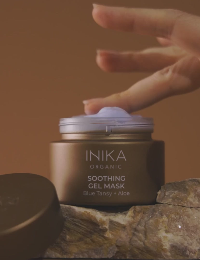 INIKA Organic Soothing Gel Mask is een luxe en verkoelend gelmasker dat je huid onmiddellijk kalmeert. De ontstekingsremmende eigenschappen van Aloë Vera in combinatie met Blue Tansy Oil verzachten en verminderen roodheid en irritatie en helpen de beschadigde huid te herstellen. Deze intens voedende botanische formule helpt de huid te beschermen tegen vrije radicalen en herstelt tegelijkertijd de natuurlijke hydratatie, glans en gladheid van je huid.
