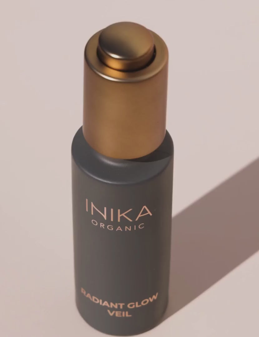 Geef je huid een natuurlijke glow met deze vegan vochtinbrengende crème, primer & highlighter in 1 van INIKA Organic. De multitasking lichtgewicht voedende 3-in-1 formule is voorzien van lichtreflecterende technologie om de huid een stralende finish te geven voor de perfecte basis. Radiant Glow Veil geeft je huid naast een mooie glow ook een zijdezachte finish, die je huid hydrateert en voedt.