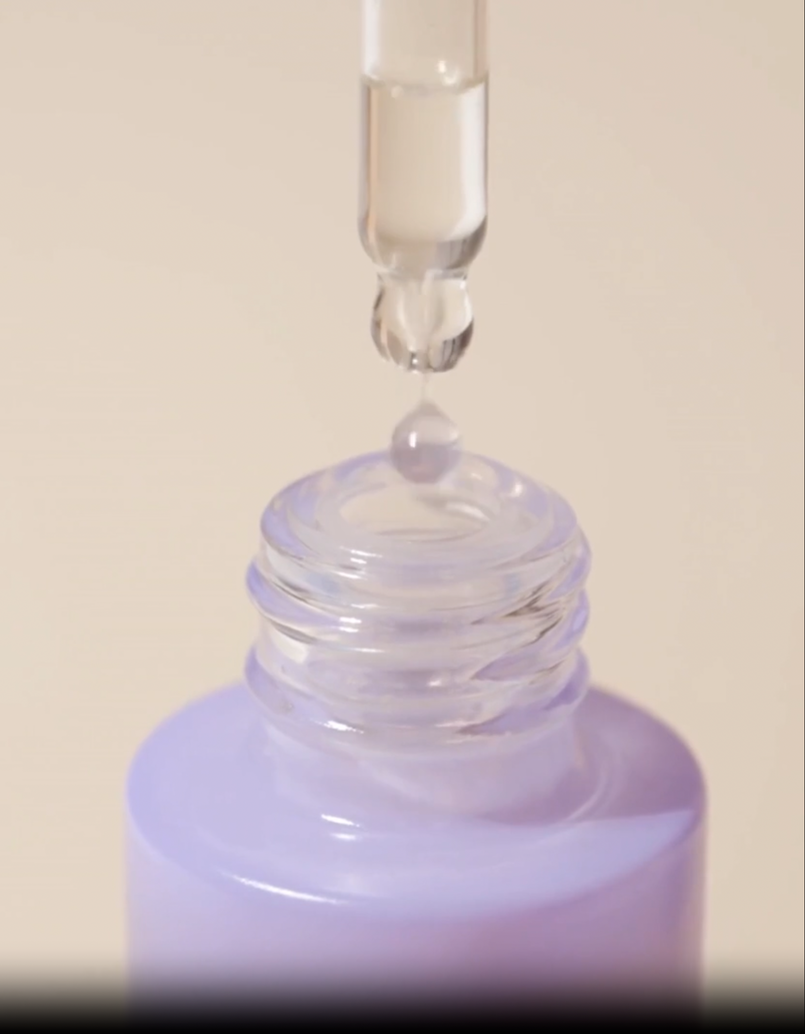 Bakuchiol stimuleert collageenproductie, helpt de huidtint en textuur te verbeteren en hyperpigmentatie, ontstekingen, fijne lijntjes, rimpels en acne te verminderen.