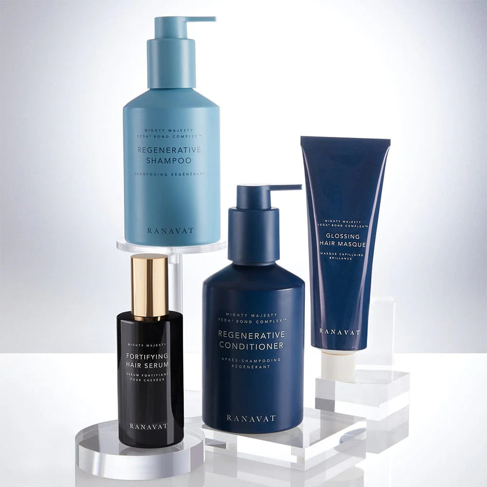 Intens herstel, diepe voeding & een stralende glans. Transformeer je haar met dit voedende, glansversterkende haarmasker van Ranavat
Geef je haar een luxe, salonwaardige behandeling met het Ranavat Glossing Hair Masque. Dit intens herstellende haarmasker is verrijkt met Ayurvedische superkruiden zoals Amla, Hibiscus en Roze Lotus, gecombineerd met voedende botanische oliën en hyaluronzuur voor diepe hydratatie en langdurige glans.