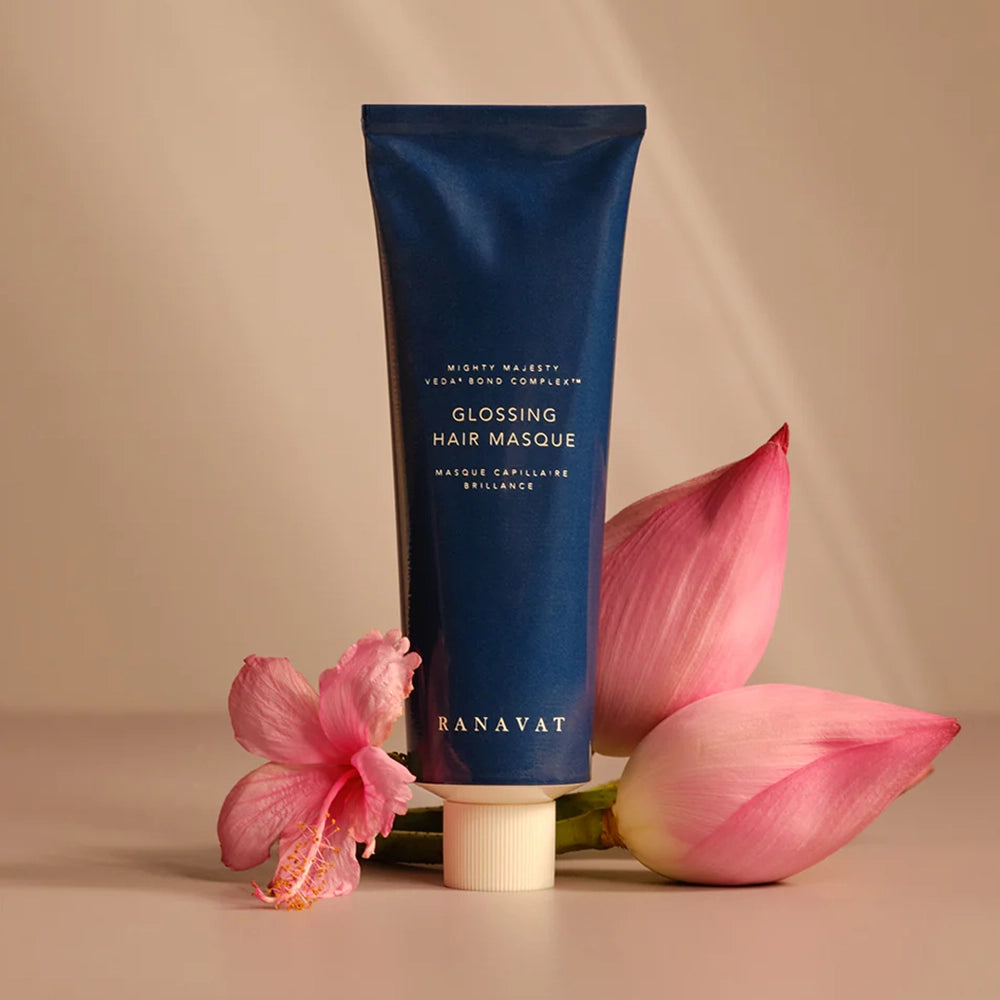 Intens herstel, diepe voeding & een stralende glans. Transformeer je haar met dit voedende, glansversterkende haarmasker van Ranavat
Geef je haar een luxe, salonwaardige behandeling met het Ranavat Glossing Hair Masque. Dit intens herstellende haarmasker is verrijkt met Ayurvedische superkruiden zoals Amla, Hibiscus en Roze Lotus, gecombineerd met voedende botanische oliën en hyaluronzuur voor diepe hydratatie en langdurige glans.