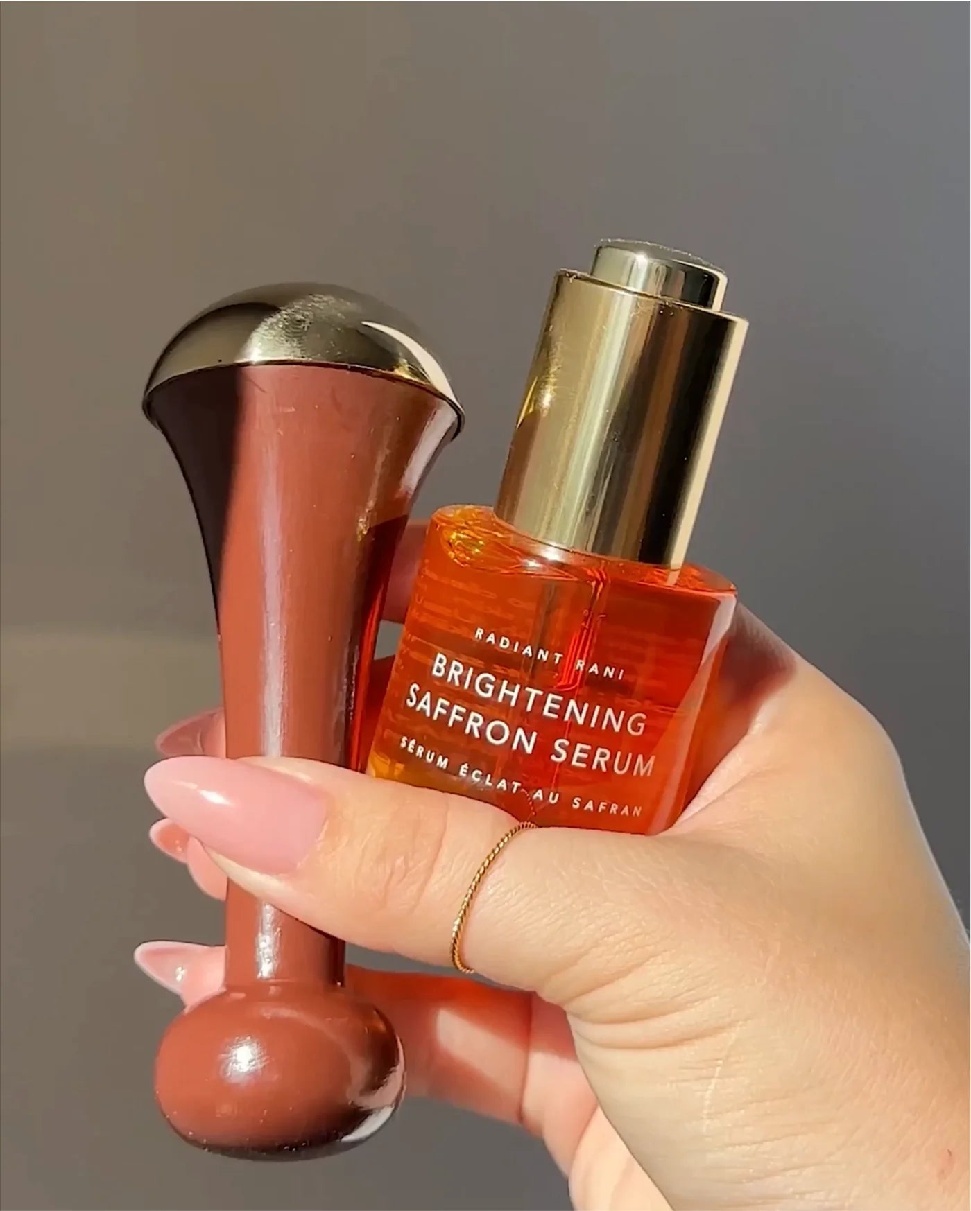 Ranavat Kansa Wand, een traditionele Ayurvedische massage-tool die al eeuwenlang wordt gebruikt om de huid te verjongen, stress te verminderen en de energiebalans te herstellen. Vegan Beauty, dierproefvrij en natuurlijk.