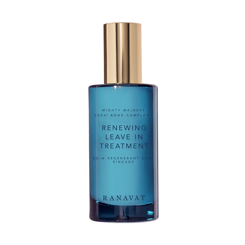 De Ranavat Renewing Leave-In Treatment is een luxe, siliconenvrije leave-in verzorging die droog, beschadigd of pluizig haar direct hydrateert en versterkt. Geformuleerd met het exclusieve Veda⁴ Bond Complex™ – een krachtige mix van Hibiscus, Roze Lotus, Amla en Ashwagandha – en verrijkt met Haritaki, Fenegriek en Macadamia-olie, herstelt deze treatment de haarstructuur van binnenuit, zonder te verzwaren.