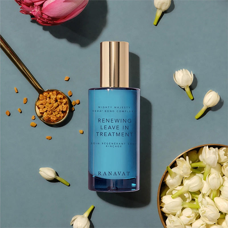 De Ranavat Renewing Leave-In Treatment is een luxe, siliconenvrije leave-in verzorging die droog, beschadigd of pluizig haar direct hydrateert en versterkt. Geformuleerd met het exclusieve Veda⁴ Bond Complex™ – een krachtige mix van Hibiscus, Roze Lotus, Amla en Ashwagandha – en verrijkt met Haritaki, Fenegriek en Macadamia-olie, herstelt deze treatment de haarstructuur van binnenuit, zonder te verzwaren.