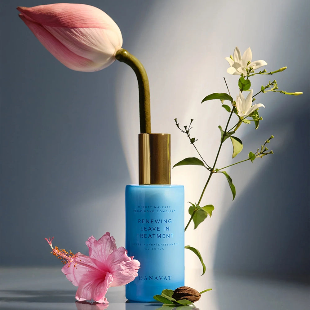 De Ranavat Renewing Leave-In Treatment is een luxe, siliconenvrije leave-in verzorging die droog, beschadigd of pluizig haar direct hydrateert en versterkt. Geformuleerd met het exclusieve Veda⁴ Bond Complex™ – een krachtige mix van Hibiscus, Roze Lotus, Amla en Ashwagandha – en verrijkt met Haritaki, Fenegriek en Macadamia-olie, herstelt deze treatment de haarstructuur van binnenuit, zonder te verzwaren.