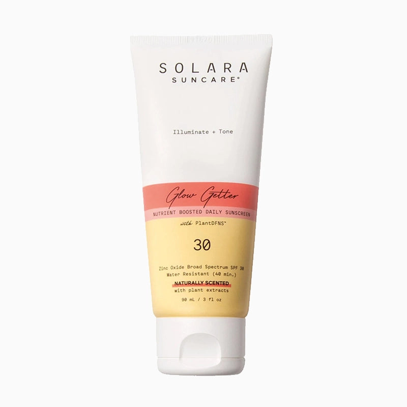 De vegan en dierproefvrije Glow Getter Zonnebrandcreme is een rijke, multi-tasking minerale SPF 30 body moisturizer die zorgt voor een stralende, cafeïne wake-up "latte" voor je huid. Een krachtige mix van groene koffie, heilige lotus en ethisch geproduceerde mica helpen de huid glad, stralend en gehydrateerd te houden. Volledige bescherming tegen de zon.
