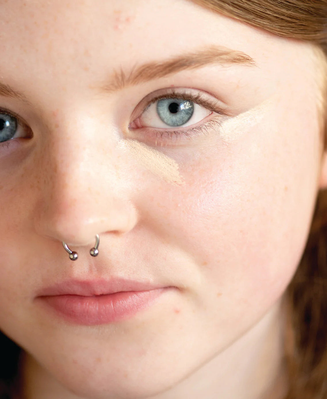 Ere Perez Lychee creme corrector swatch close up van de kleur uno op de lichte huid voor het blenden. #kleur_uno