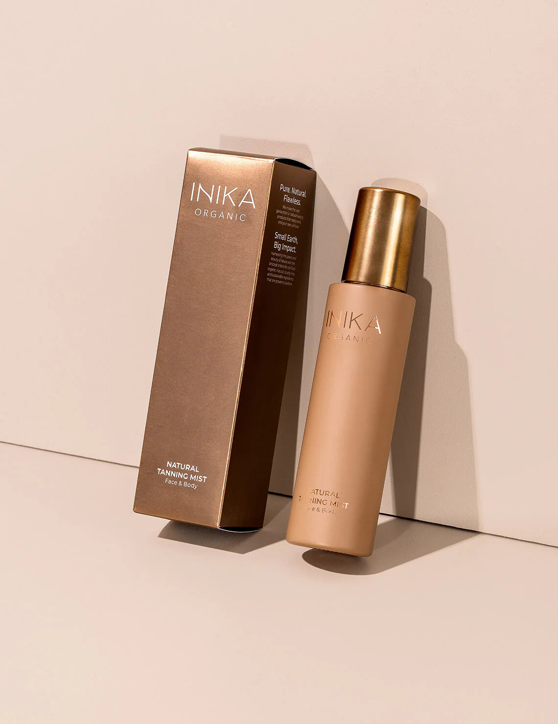 Geef jouw huid een natuurlijke tan met deze vegan zelf bruinende spray van INIKA Organic. Deze Tanning Mist zorgt voor een gebruinde teint zonder de poriën te verstoppen, strepen te maken of de huid uit te drogen. Vol met voedende extracten is deze spray geschikt voor lichaam & gezicht. Een combinatie van rustgevende aloë vera, beschermende roos van Jericho en voedende geranium geven deze mist zijn anti-aging effect. Vrij van alcohol, parfum en 100% vegan en dierproefvrij.