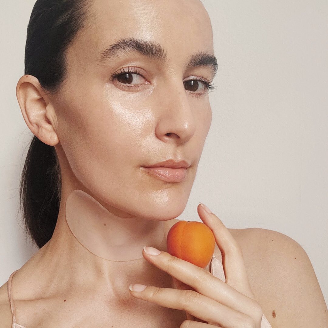 APRICOT Neck Pad - it's neck or nothing met effectief hyaluronzuur is een vegan anti-verouderingspad voor de hals dat is gemaakt van pure medische siliconen. De hals wordt soepeler en mooier naarmate je de pads vaker gebruikt. Gebruik de halsverzorgings-pad bijvoorbeeld elke nacht voor het beste resultaat. Je kan de silicone pad gemakkelijk reinigen. Bij goede verzorging haal je tot 30 behandelingen uit één pad. Hoe vaker je het gebruikt, hoe gladder en mooier je hals zal zijn.