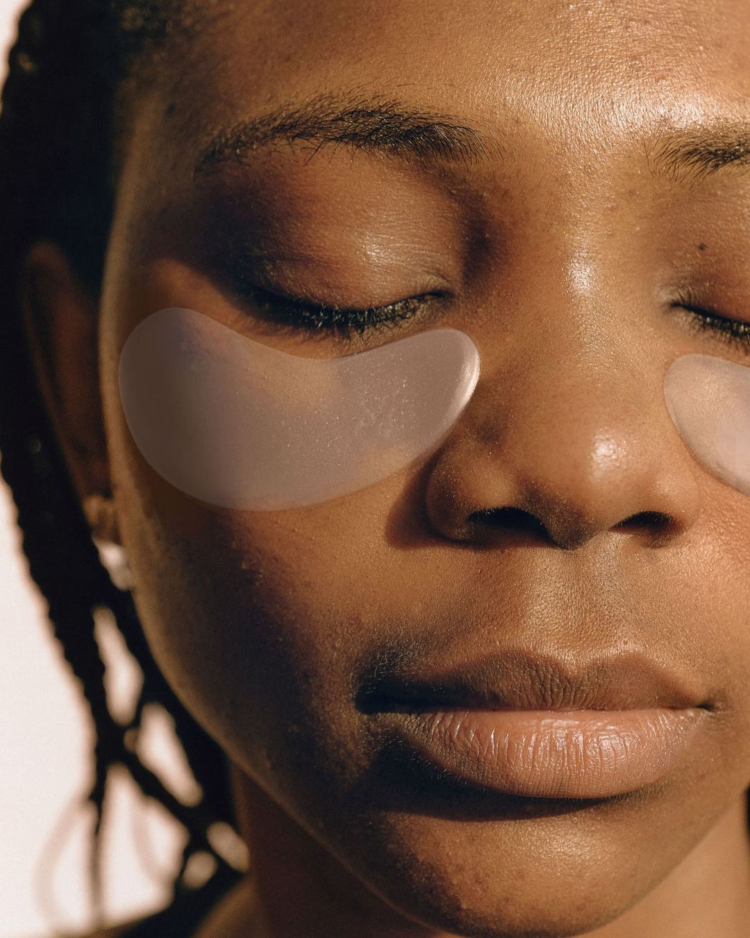 APRICOT Eye Pads met effectief hyaluronzuur, een anti-verouderingspad dat is gemaakt van pure medische siliconen. Plak de me, myself and eye pads gemakkelijker onder je ogen. De huid onder de ogen wordt soepeler, verminderd oogrimpels en geeft een heldere uitstraling naarmate je de pads vaker gebruikt. Je kan de silicone pads na gebruik reinigen en tot wel 30 keer hergebruiken.