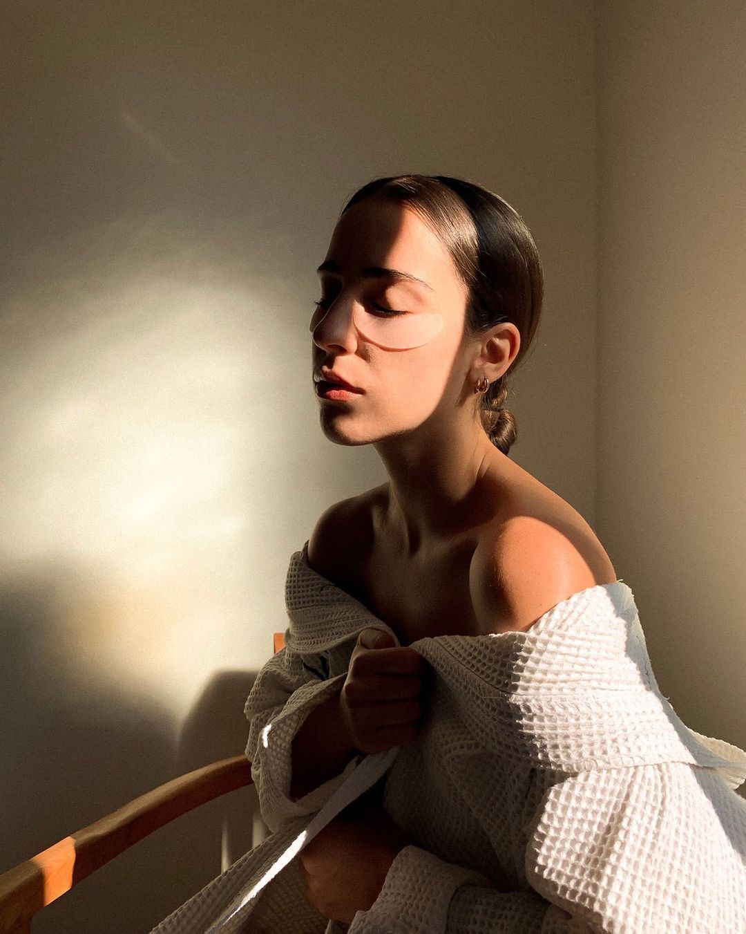 APRICOT Eye Pads met effectief hyaluronzuur, een anti-verouderingspad dat is gemaakt van pure medische siliconen. Plak de me, myself and eye pads gemakkelijker onder je ogen. De huid onder de ogen wordt soepeler, verminderd oogrimpels en geeft een heldere uitstraling naarmate je de pads vaker gebruikt. Je kan de silicone pads na gebruik reinigen en tot wel 30 keer hergebruiken.