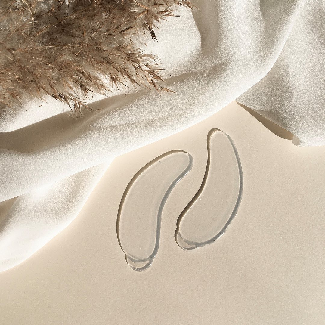 APRICOT Eye Pads met effectief hyaluronzuur, een anti-verouderingspad dat is gemaakt van pure medische siliconen. Plak de me, myself and eye pads gemakkelijker onder je ogen. De huid onder de ogen wordt soepeler, verminderd oogrimpels en geeft een heldere uitstraling naarmate je de pads vaker gebruikt. Je kan de silicone pads na gebruik reinigen en tot wel 30 keer hergebruiken.