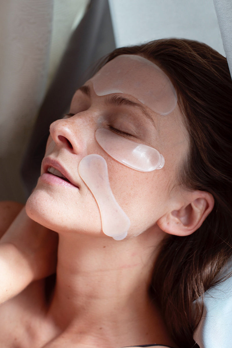 Lach zoveel je wilt - wij zorgen voor je lachrimpels. De veganistische Apricot anti-aging pads zijn gemaakt van puur siliconen van medische kwaliteit, verrijkt met zeer effectief hyaluronzuur. Was ze zo nu en dan en behandel ze goed. Je krijgt tot 30 behandelingen uit één pad. Hoe vaker je ze gebruikt, hoe gladder je mond wordt. Het is klinisch bewezen. Minimale ingrediënten. Maximaal effect.