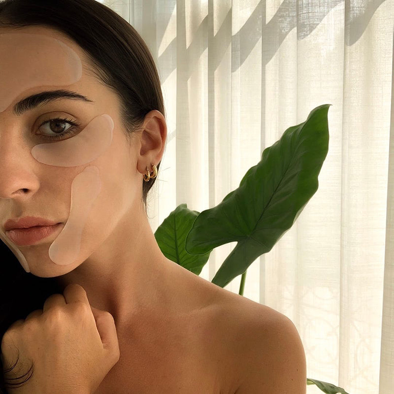 Lach zoveel je wilt - wij zorgen voor je lachrimpels. De veganistische Apricot anti-aging pads zijn gemaakt van puur siliconen van medische kwaliteit, verrijkt met zeer effectief hyaluronzuur. Was ze zo nu en dan en behandel ze goed. Je krijgt tot 30 behandelingen uit één pad. Hoe vaker je ze gebruikt, hoe gladder je mond wordt. Het is klinisch bewezen. Minimale ingrediënten. Maximaal effect.