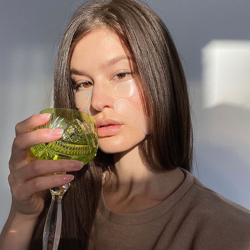 Lach zoveel je wilt - wij zorgen voor je lachrimpels. De veganistische Apricot anti-aging pads zijn gemaakt van puur siliconen van medische kwaliteit, verrijkt met zeer effectief hyaluronzuur. Was ze zo nu en dan en behandel ze goed. Je krijgt tot 30 behandelingen uit één pad. Hoe vaker je ze gebruikt, hoe gladder je mond wordt. Het is klinisch bewezen. Minimale ingrediënten. Maximaal effect.