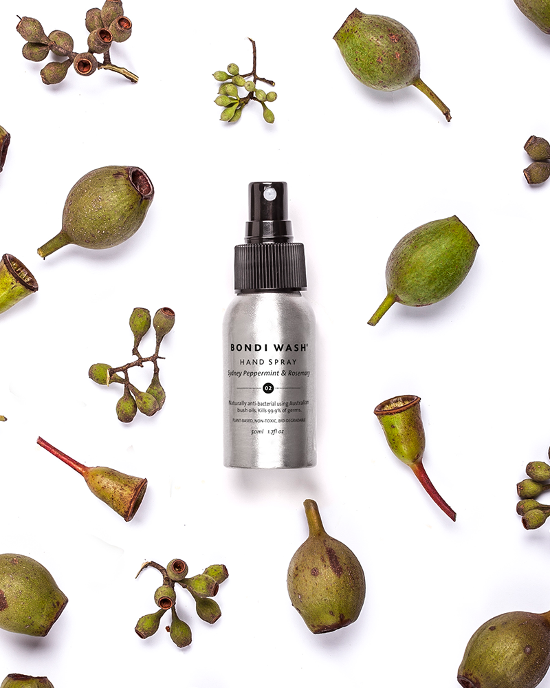 De 100% natuurlijke hand desinfectiespray van Bondi Wash is tegenwoordig een ware must-have. De handspray doodt 99,99% van de bacteriën en influenza- en coronavirussen. Toch heeft de spray een laag alcohol gehalte en droogt je handen niet uit. De spray is verrijkt met Vitamine E en Aloë Vera, en houdt de huid dus extra zacht.