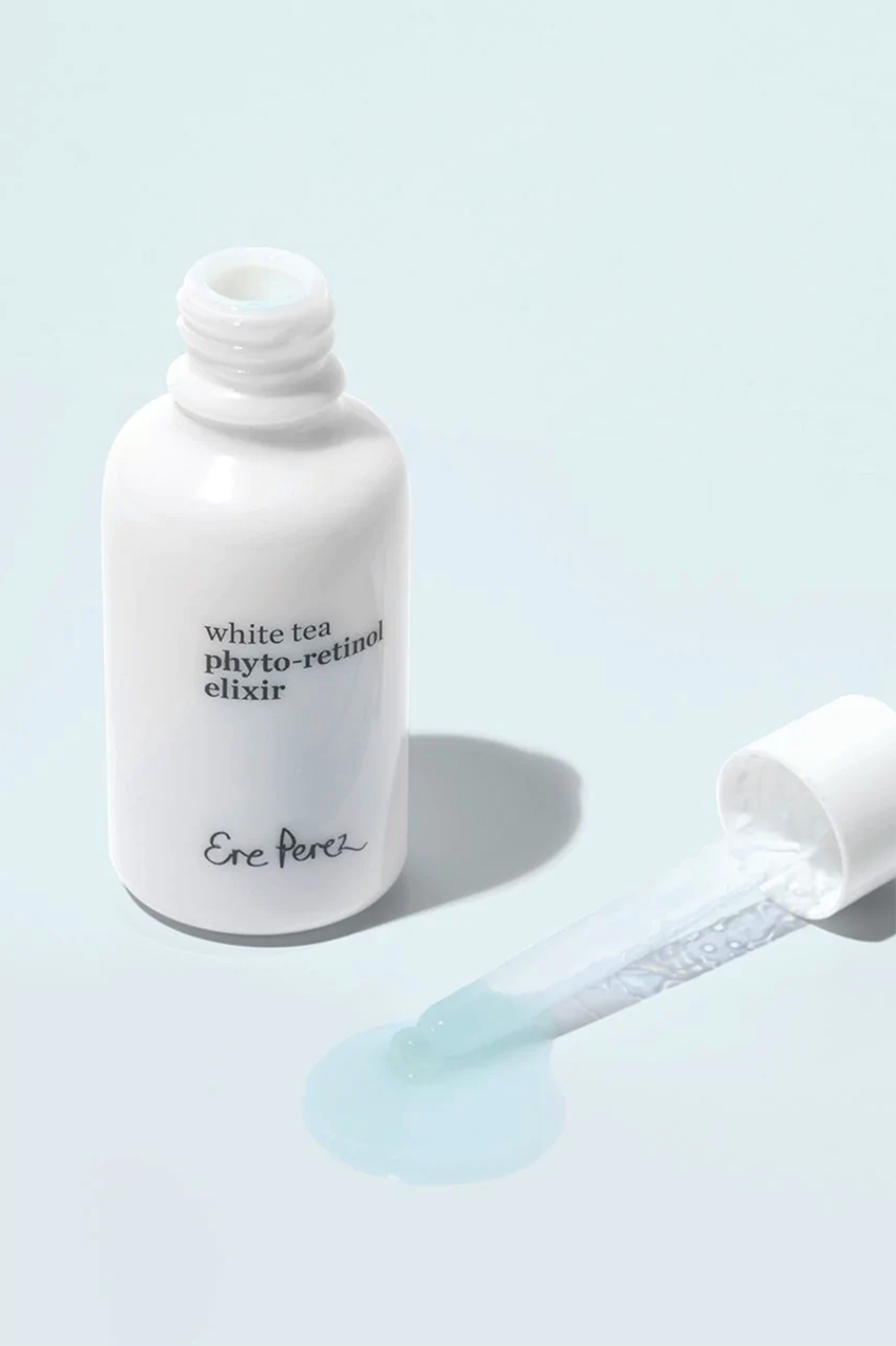 Dit is een waterbased serum die vol zit met Niacinamide, Panthenol en plantbased alternatieven voor Retinol. Dit natuurlijke veganistische retinol-elixer is een echt wondermiddel als het gaat om het zacht laten aanvoelen van je huid en het verminderen van oneffenheden. In tegenstelling tot andere anti-aging retinols, stript deze je huid niet en laat deze je huid niet droog aanvoelen.