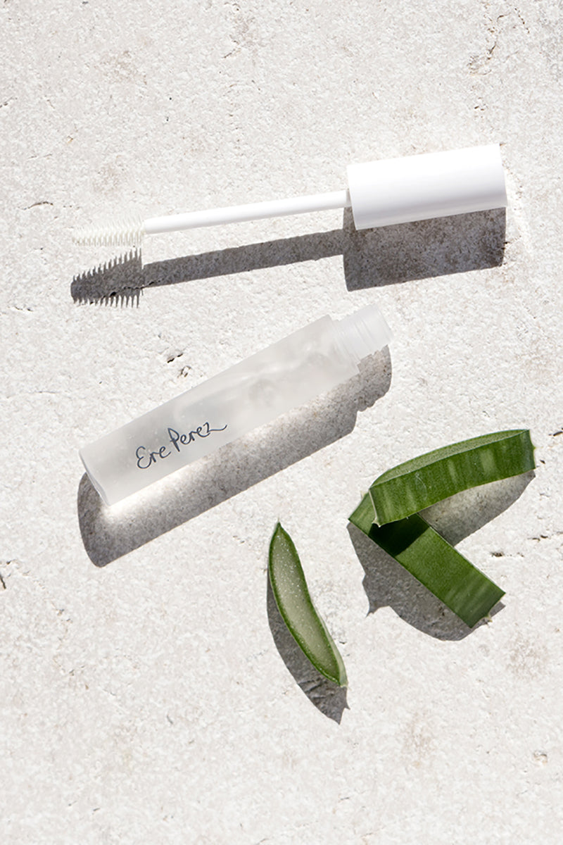 De Aloe Brow Gel & Mascara van Ere Perez is een transparante brow gel en mascara voor een stevige hold met een subtiele glans. Je kunt hem gebruiken om je wenkbrauwen te stylen, of wanneer je je wimpers of wimperextentions graag wat volume en verzorging wilt geven zonder kleur toe te voegen. De Aloe Vera in de gel stimuleert de groei van de wimpers en wenkbrauwen en kalmeert, wat de formule heel geschikt maakt voor gevoelige ogen.