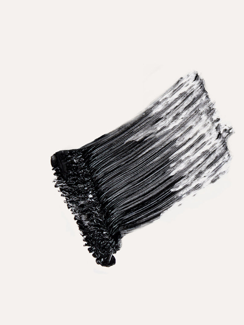 De Avocado Waterproof Mascara van Ere Perez is een mascara de zorgt voor lange, volle wimpers met een intens zwarte kleur. De formule is volledig waterproof en long-lasting. De Avocado olie in de mascara versterkt de wimpers en stimuleert de groei. Daarnaast maakt dit de mascara heel geschikt voor gevoelige ogen.