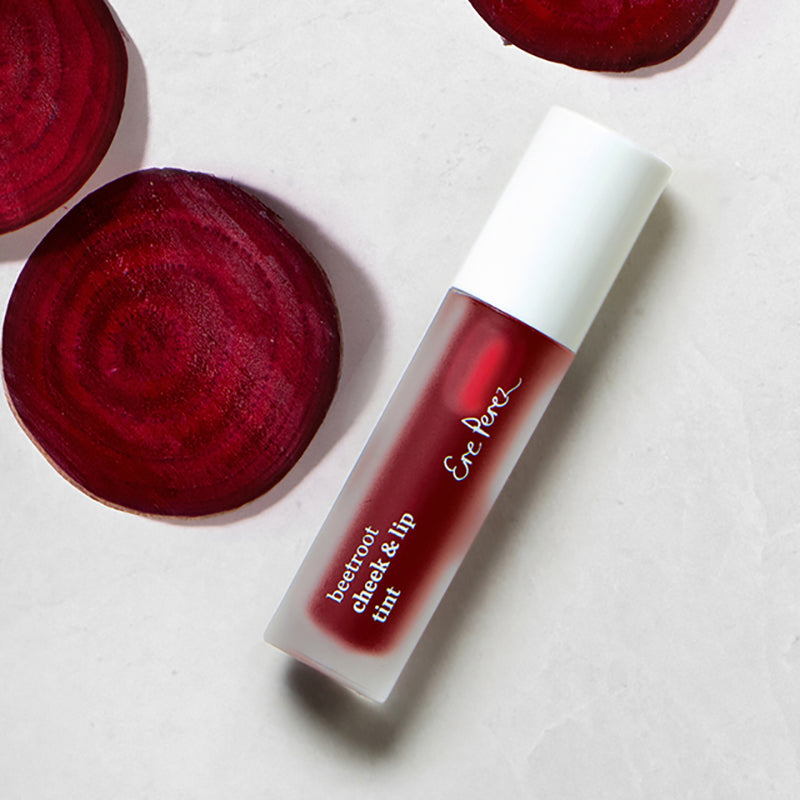 Langdurige tint voor wangen en lippen, dit 2-in-1-product behoort tot de meeste populaire producten van Ere Perez. Een heerlijke formule op waterbasis met extracten van rode biet om de huid te voeden en te hydrateren. Deze gezonde tint is rijk aan antioxidanten, werkt als een natuurlijke 'blush' voor wangen en lippen die de hele dag blijft zitten. Verkrijgbaar in 2 tinten die passen bij iedere huidskleur en op te bouwen is tot de gewenste dekking.