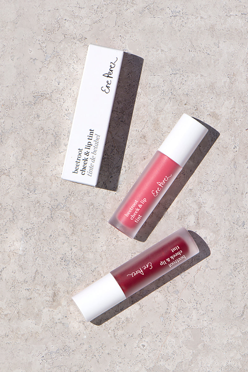Langdurige tint voor wangen en lippen, dit 2-in-1-product behoort tot de meeste populaire producten van Ere Perez. Een heerlijke formule op waterbasis met extracten van rode biet om de huid te voeden en te hydrateren. Deze gezonde tint is rijk aan antioxidanten, werkt als een natuurlijke 'blush' voor wangen en lippen die de hele dag blijft zitten. Verkrijgbaar in 2 tinten die passen bij iedere huidskleur en op te bouwen is tot de gewenste dekking.