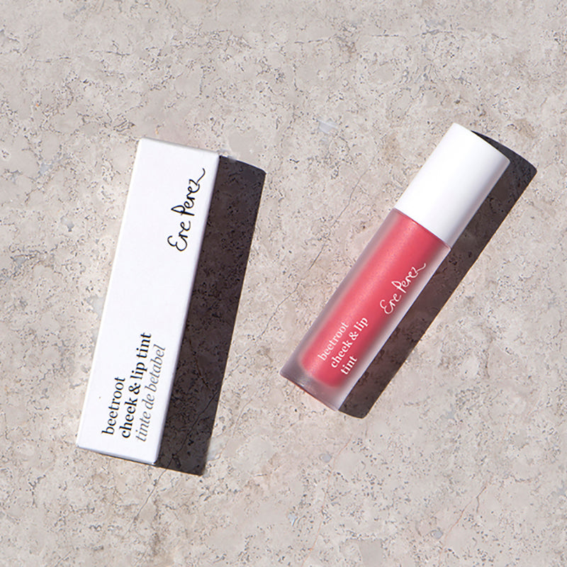 Langdurige tint voor wangen en lippen, dit 2-in-1-product behoort tot de meeste populaire producten van Ere Perez. Een heerlijke formule op waterbasis met extracten van rode biet om de huid te voeden en te hydrateren. Deze gezonde tint is rijk aan antioxidanten, werkt als een natuurlijke 'blush' voor wangen en lippen die de hele dag blijft zitten. Verkrijgbaar in 2 tinten die passen bij iedere huidskleur en op te bouwen is tot de gewenste dekking.