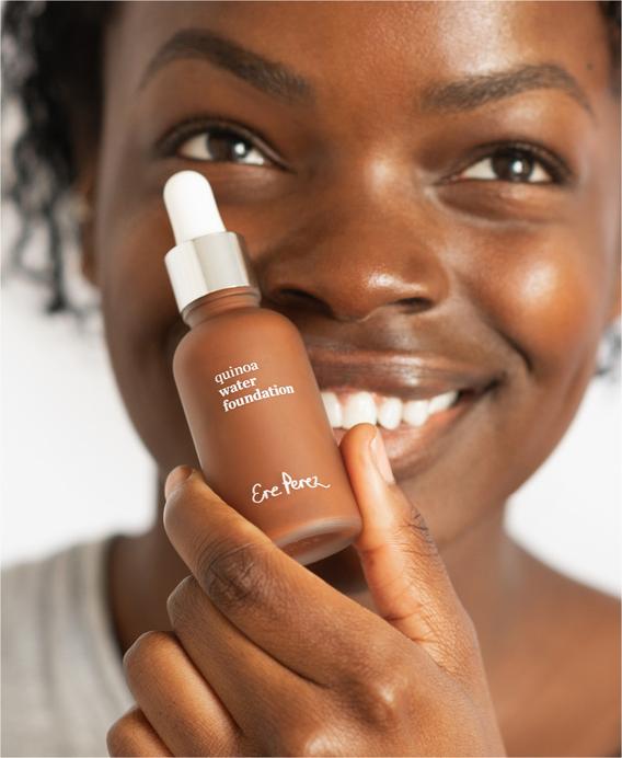 Ere Perez lichtgewicht veganistische foundation op waterbasis die een prachtige matte finish geeft. Verrijkt met quinoa om ontstekingen te helpen genezen en de elasticiteit van de huid te verhogen.