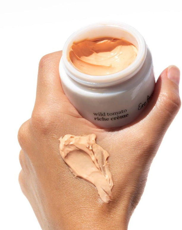 De vegan Wild Tomato Riche Crème is een heerlijke vegan vochtinbrengende crème voor optimale hydratatie, verjonging en om je huidbarrièrefunctie te herstellen voor een zichtbaar mooie huid en een gezonde glow. De natuurlijke krachten van tomatenzaadolie, rijk aan vitamine C, antioxidanten en lycopeen, werken wonderen om je huid te herstellen. Cacaozaadboter, kamille, zonnebloemolie en lavendel werken om de huid te kalmeren en glad te maken. Dierproefvrij en geheel natuurlijk.