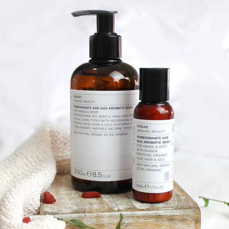 De vegan Pomegranate and Goji Aromatic Wash is een heerlijk fruitige en verfrissende hand- en lichaamszeep. De formule is bijzonder zacht voor de huid en voedt dankzij aloë vera en hydraterende quinoa. De huid wordt op deze manier zachtjes gereinigd zonder de beschermende barrière aan te tasten. Ondertussen ben je omringt door een heerlijke geur van granaatappel, peer, perzik, frambozen en citrusvruchten.