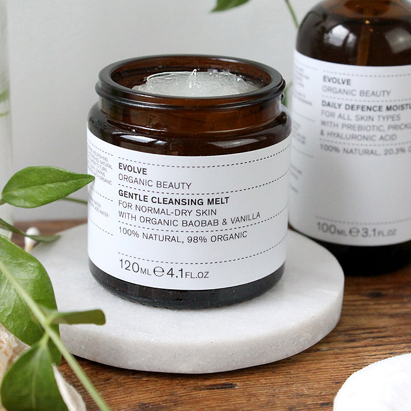 Deze geheel vegan 'award winning' cleansing melt van Evolve Beauty is geschikt voor normale tot droge huidtypes en ideaal voor een gevoelige huid. Deze natuurlijke reiniger met organische baobab en vanille is een van de best verkopende producten van Evolve Organic Beauty. Deze milde reiniger kalmeert en hydrateert. Natuurlijke suiker extract gecombineerd met water verandert in een heldere cream balm. De balm is een mix van fijne geur van Organic is hypo-allergeen en zeer zacht voor je huid.