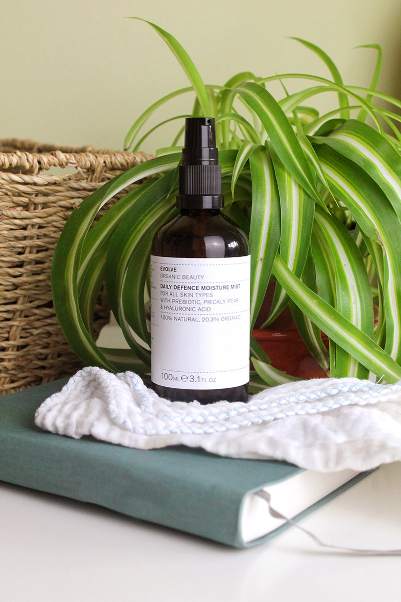 Evolve Organic Beauty Daily Defence Moisture Mist is een krachtig hydraterende gezichtsnevel met een organische Mexicaanse cactuselixer om de geïrriteerde huid te kalmeren en de huid te verstevigen, te beschermen en het vochtgehalte in balans te houden. Daarnaast bevat deze gezichtsnevel Moringa-peptiden, Rozenwater en hyaluronzuur welke een sterk waterbindend effect hebben. Vegan, dierproefvrij en natuurlijk.