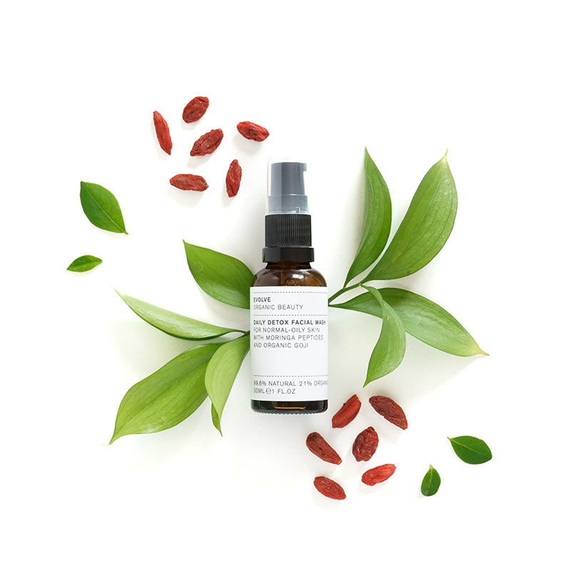 Een fijn schuimende face wash om de normale tot vette huid te reinigen en weer in balans te brengen. Natuurlijke suikers verwijderen onzuiverheden en organische aloë vera verzacht, waardoor de huid schoon, glad en soepel blijft. Met een heerlijke frisse natuurlijke aloë vera geur. Natuurlijk Goji Berry-extract en Moringa-peptiden beschermen tegen vervuiling. Vegan, dierproefvrij, natuurlijk en clean.