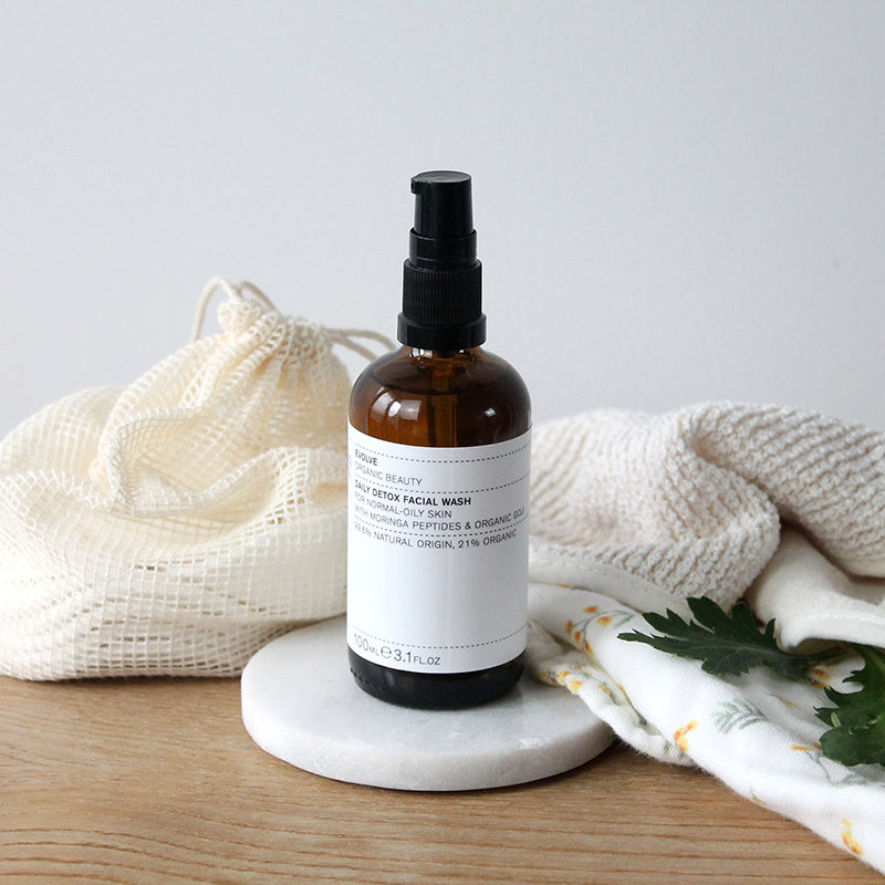 Een fijn schuimende face wash om de normale tot vette huid te reinigen en weer in balans te brengen. Natuurlijke suikers verwijderen onzuiverheden en organische aloë vera verzacht, waardoor de huid schoon, glad en soepel blijft. Met een heerlijke frisse natuurlijke aloë vera geur. Natuurlijk Goji Berry-extract en Moringa-peptiden beschermen tegen vervuiling. Vegan, dierproefvrij, natuurlijk en clean.