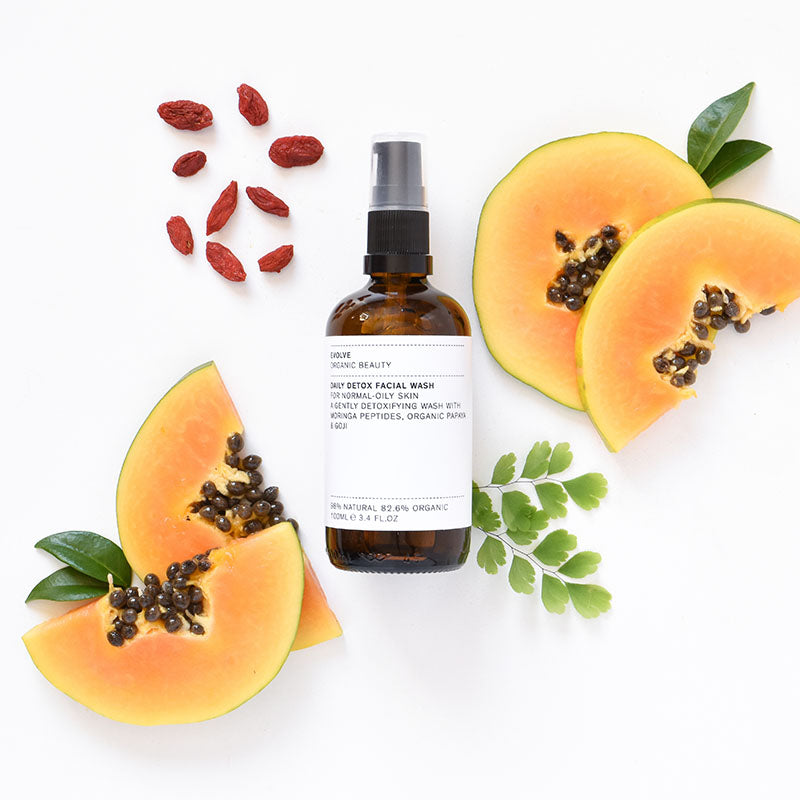 Een fijn schuimende face wash om de normale tot vette huid te reinigen en weer in balans te brengen. Natuurlijke suikers verwijderen onzuiverheden en organische aloë vera verzacht, waardoor de huid schoon, glad en soepel blijft. Met een heerlijke frisse natuurlijke aloë vera geur. Natuurlijk Goji Berry-extract en Moringa-peptiden beschermen tegen vervuiling. Vegan, dierproefvrij, natuurlijk en clean.