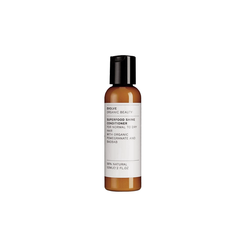 De Superfood Shine Conditioner is ontwikkeld voor de verzorging van normale tot droge haartypen, waardoor het meer glans en souplesse heeft zonder je haar te verzwaren. Baobab-eiwitten hebben bewezen dat ze de glans naar boven brengen, versterken, beschermen, kroezen en klitten verminderen en zachtheid en gladheid stimuleren. Biologisch granaatappelextract zorgt voor extra bescherming en organische aloë vera zorgt voor een intense hydratatie.