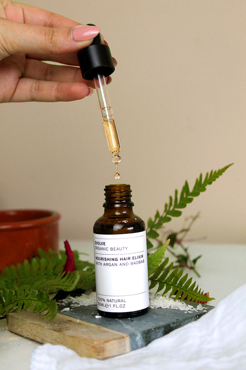 De Award winnende Nourishing Hair Elixir van Evolve is een lichtgewicht serum dat bestaat uit 100% natuurlijke ingrediënten waardoor het haar heerlijk zacht, licht en gehydrateerd aanvoelt. De mix van organische Marokkaanse arganolie, biologische baobabolie en mono-olie is een absoluut magisch mengsel dat kroezen temt. De vegan Nourishing Hair Elixir is rijk aan antioxidanten die het haar beschermen tegen invloeden van buitenaf en vocht aanvullen en vasthouden.