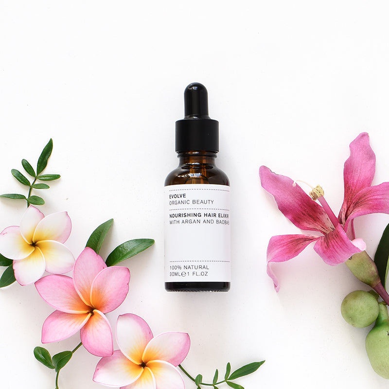 De Award winnende Nourishing Hair Elixir van Evolve is een lichtgewicht serum dat bestaat uit 100% natuurlijke ingrediënten waardoor het haar heerlijk zacht, licht en gehydrateerd aanvoelt. De mix van organische Marokkaanse arganolie, biologische baobabolie en mono-olie is een absoluut magisch mengsel dat kroezen temt. De vegan Nourishing Hair Elixir is rijk aan antioxidanten die het haar beschermen tegen invloeden van buitenaf en vocht aanvullen en vasthouden.