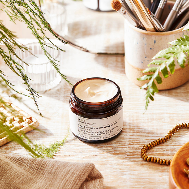 Deze nieuwe pro-aging crème bevat superfoods en high-tech groene ingrediënten voor uitgebreide bescherming tegen veroudering, waaronder verbetering van de rimpel diepte, stevigheid en huidskleur en intense hydratatie voor de normale tot droge en verouderende huid. Werkt ook uitstekend tegen hyperpigmentatie vorming. Vegan, clean, natuurlijk en dierproefvrij.